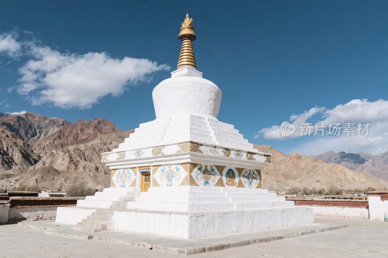 白色佛塔与山水风光