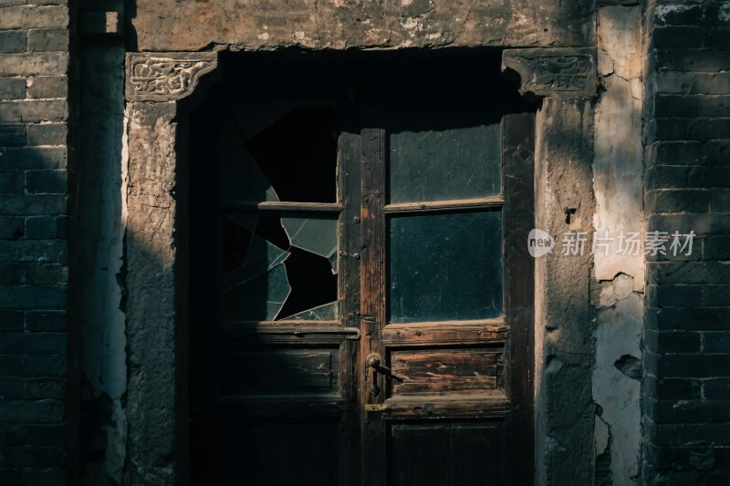 老旧破损木门