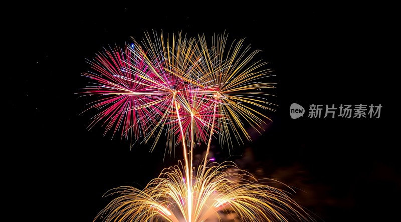 夜空烟花绽放色彩斑斓璀璨夺目