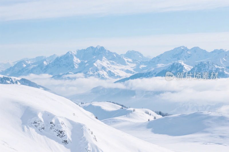 雪山云海风景图