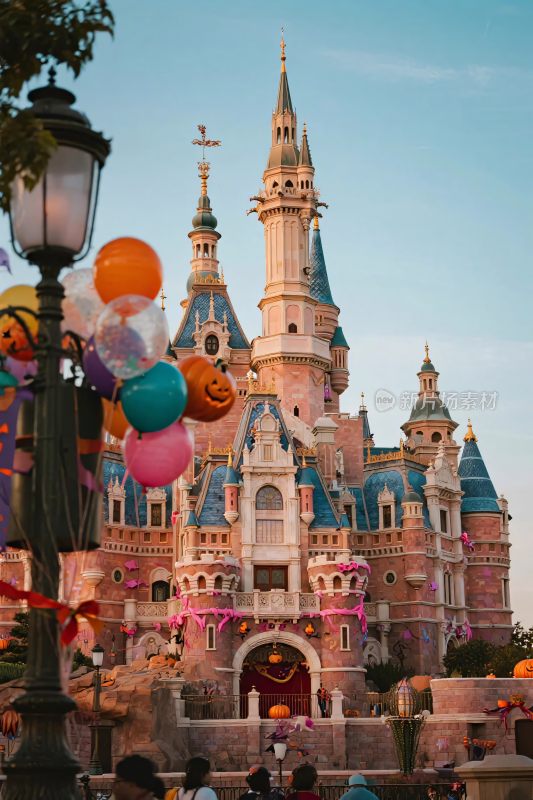 迪士尼城堡前的多彩气球景象