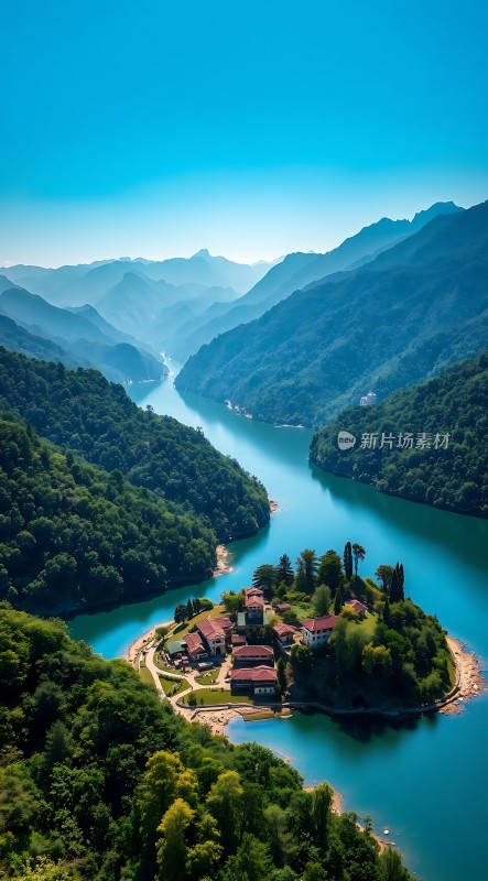 碧波荡漾湖心岛绿树成荫映山间