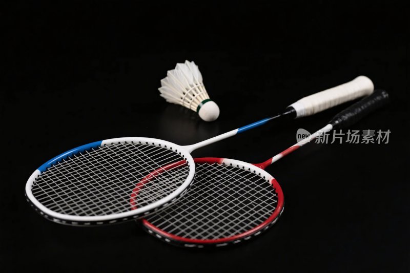 羽毛球与球拍展示