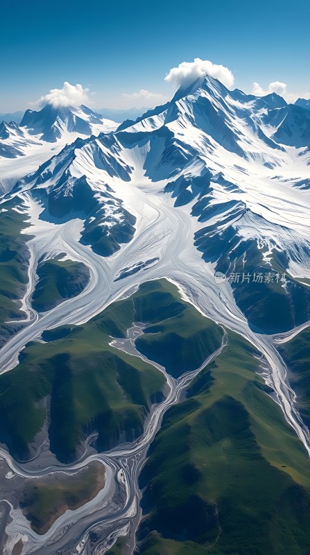 雪峰连绵冰川蜿蜒绿意盎然