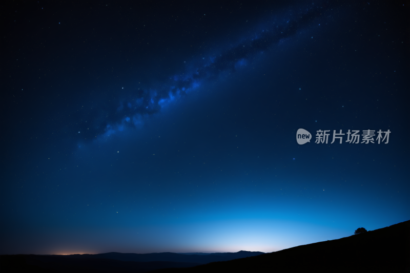 星空有明亮的蓝色光芒和一长串星星背景图片