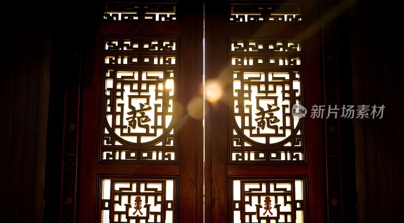 阳光透过雕花窗洒下展现传统韵味