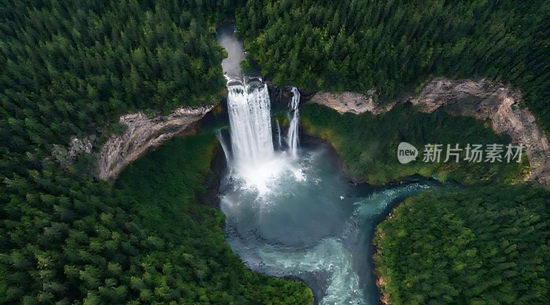 瀑布飞流直下绿树环绕碧波荡漾