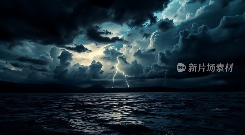暴风雨中的闪电与海浪