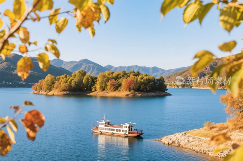 湖景游船秋景图