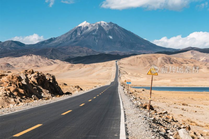 公路远山荒漠风景图