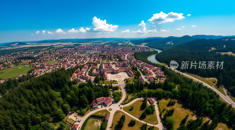 蓝天白云下的绿色小镇