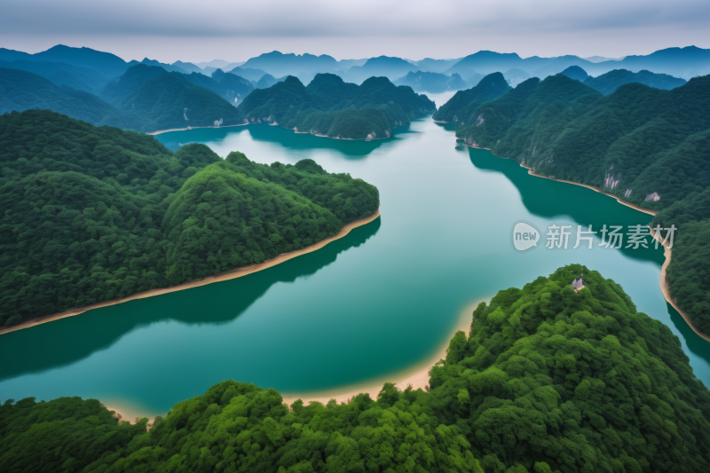 被山脉包围的大片水域的景观高清风景图片