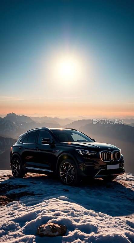 阳光下的黑色宝马X5雪地里的豪华座驾