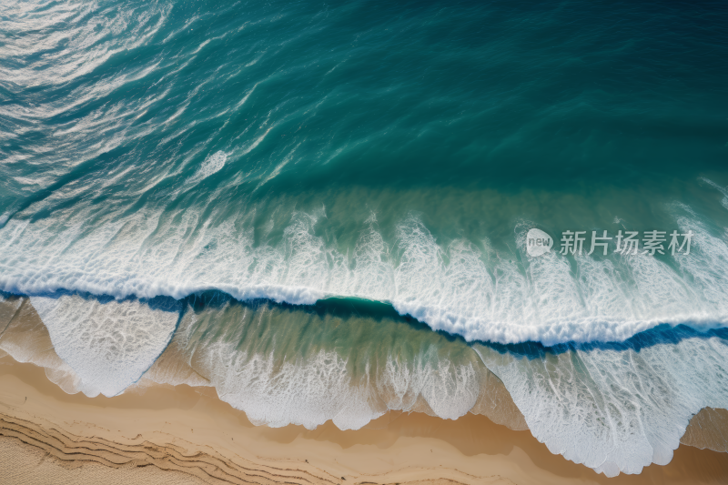 海滩鸟瞰图海浪在岸边破裂高清背景图片