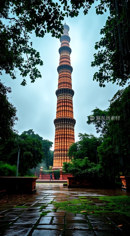 古塔晨曦映绿意