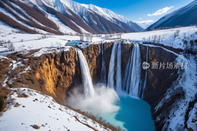 瀑布位于一座蓝色的水池的雪山中央高清图片