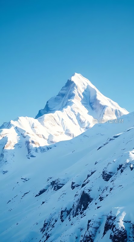 雪域雄峰巍峨耸立