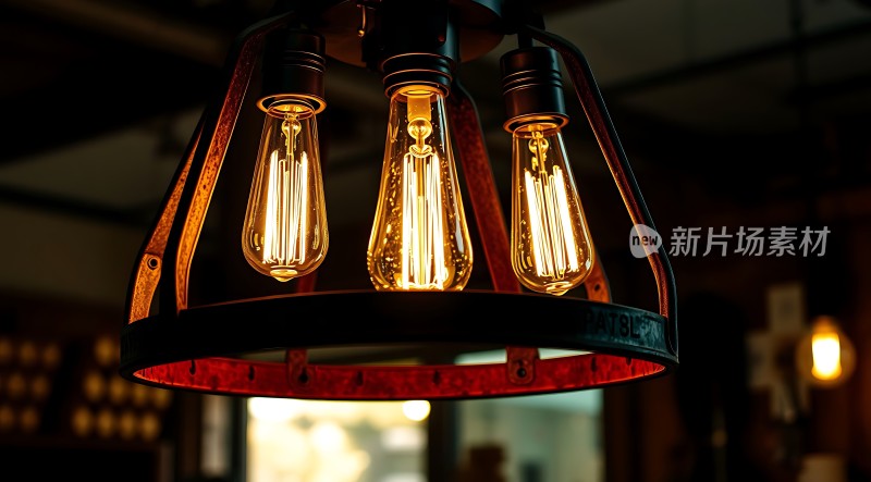 复古吊灯下的温馨时光