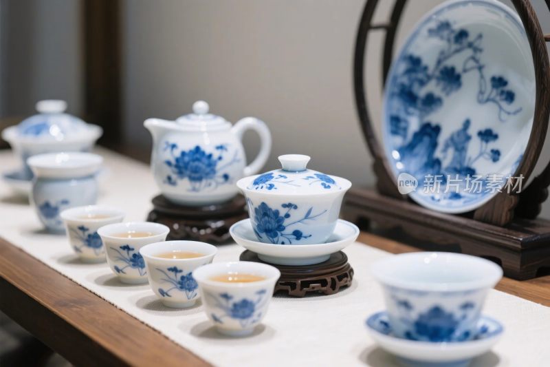 中式青花瓷茶具摆放在桌