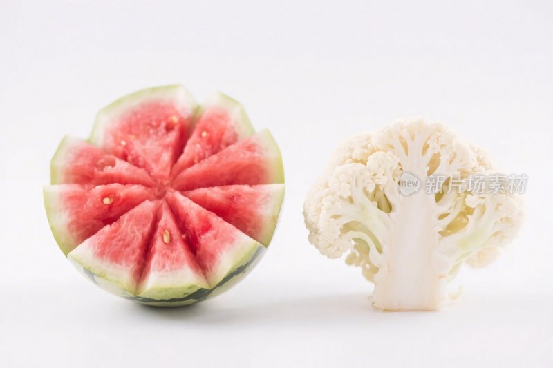 西瓜与花菜的静物展示