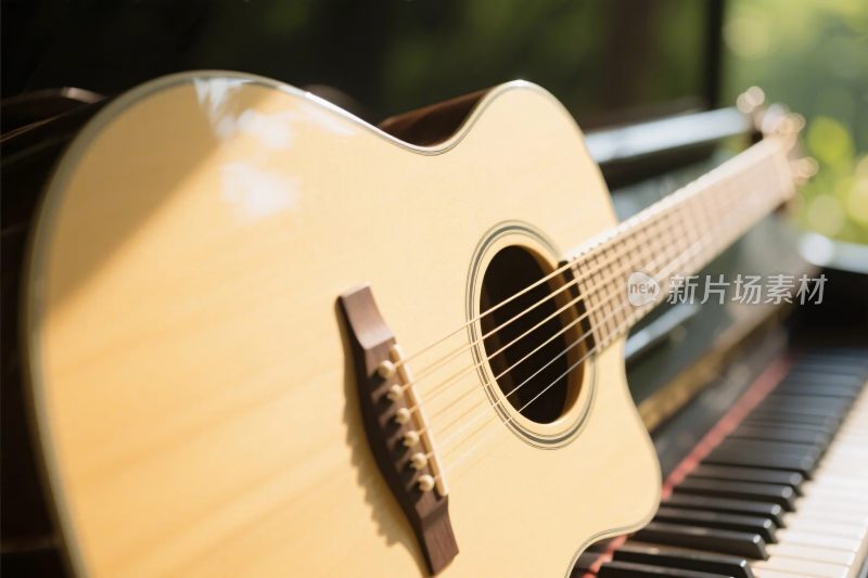 吉他和钢琴的乐器特写