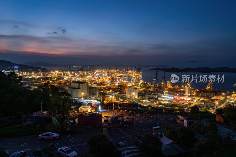 深圳盐田港繁忙港口货物集装箱日出夜景蓝调