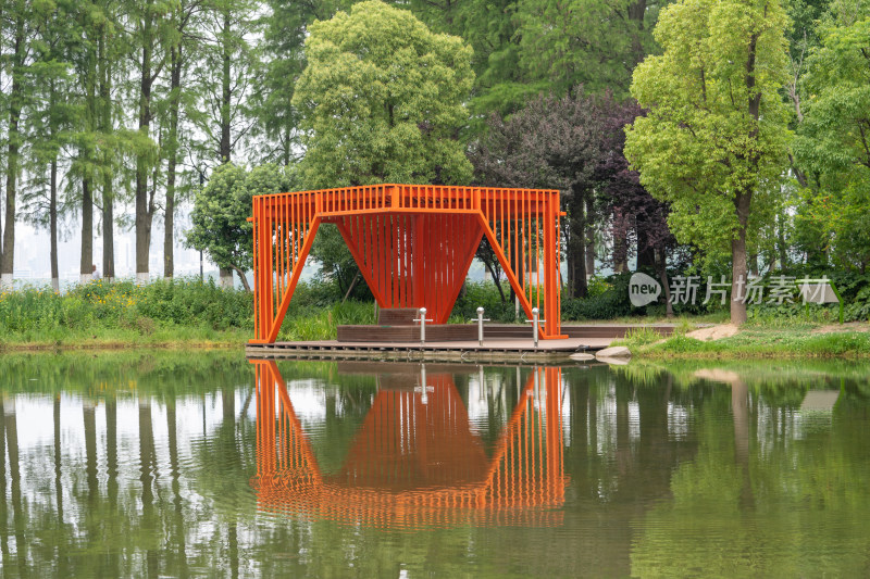 武汉东湖华侨城湿地公园的现代亭子