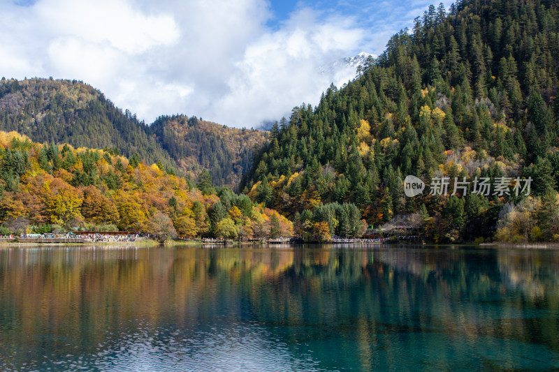 九寨沟秋色，五花海彩林层林尽染湖光山色