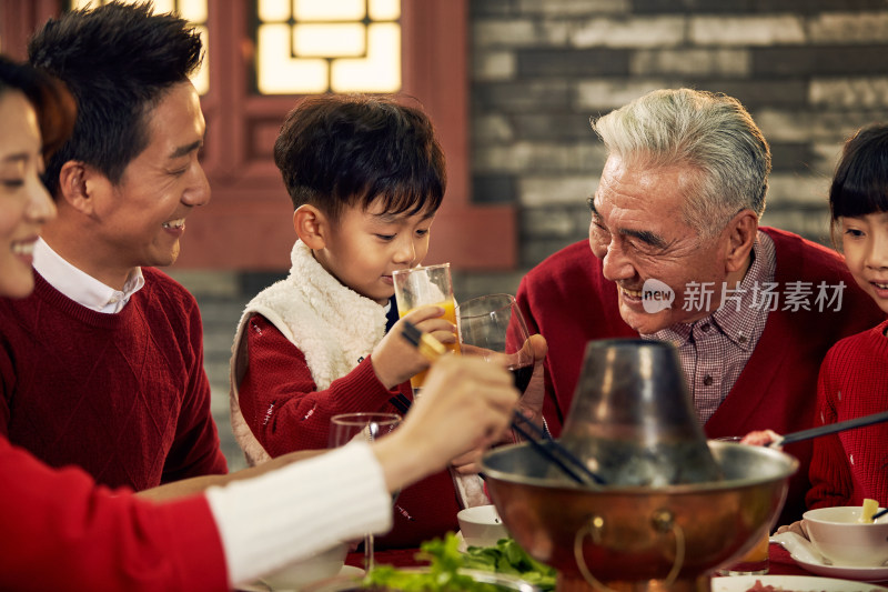 幸福家庭吃团圆饭