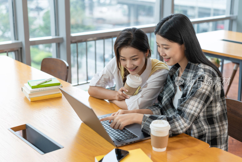 年轻女子使用笔记本电脑