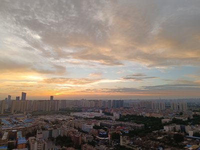 城市日落时分的建筑群鸟瞰全景