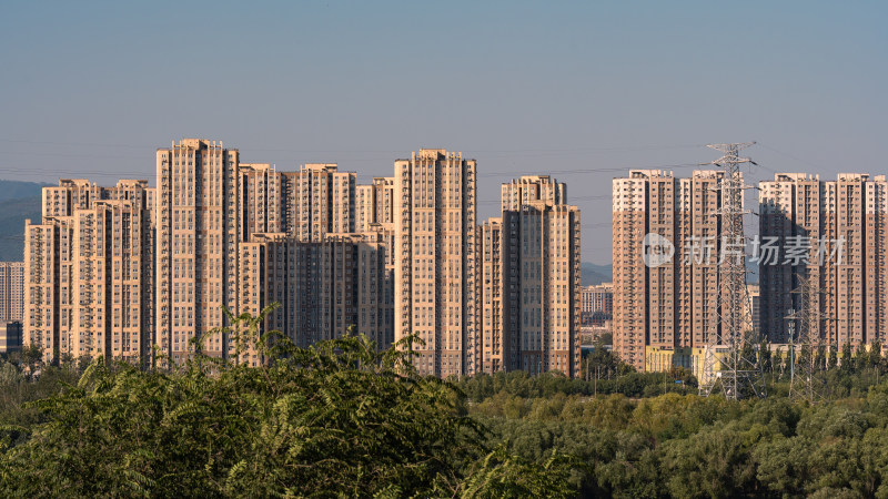 夕阳下的城市楼房