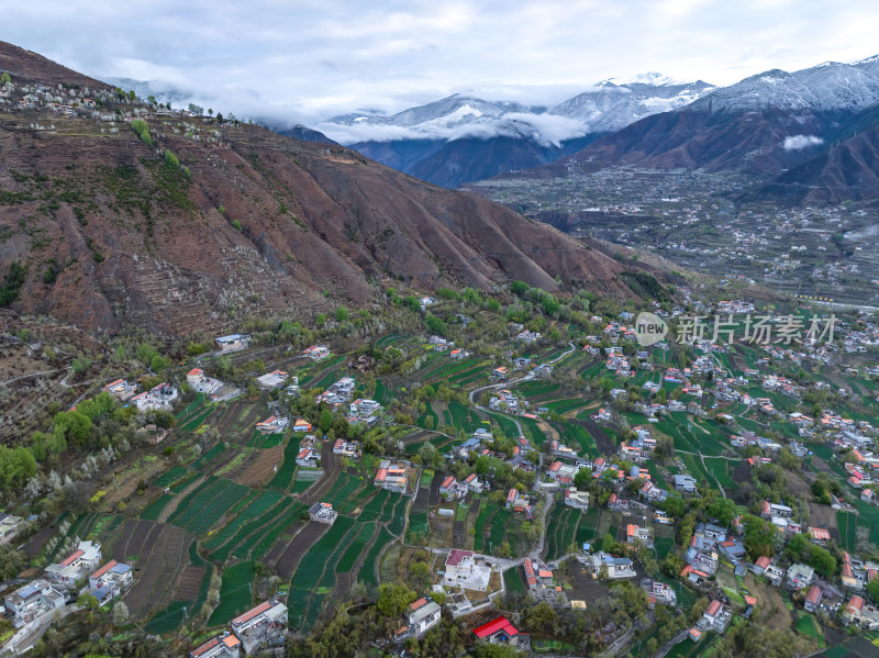 四川阿坝州金川梨花藏寨雪山高空航拍