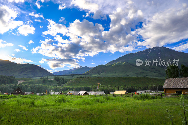 春季阿勒泰禾木村庄风景