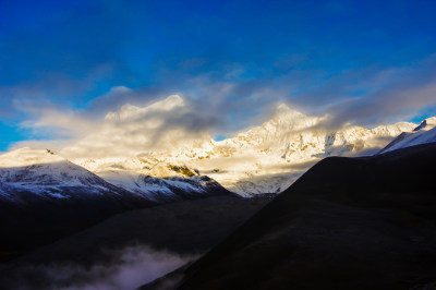 雪山库拉岗日日照金山