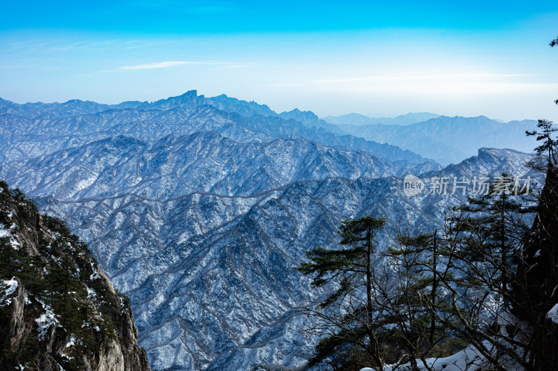 老君山 雪后山脉绵延景象的壮阔全景