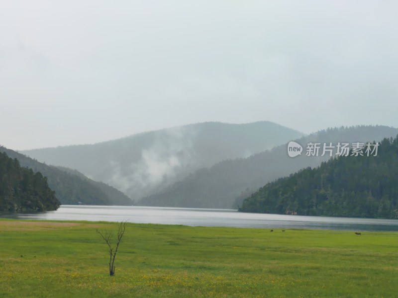 雾气弥漫的山间湖泊自然风光