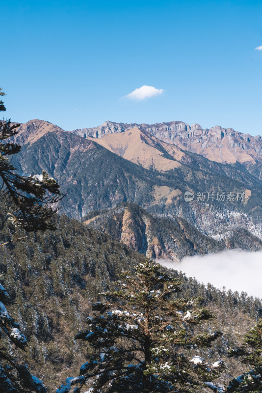 山顶俯瞰云海景观