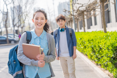 大学生情侣在校园里