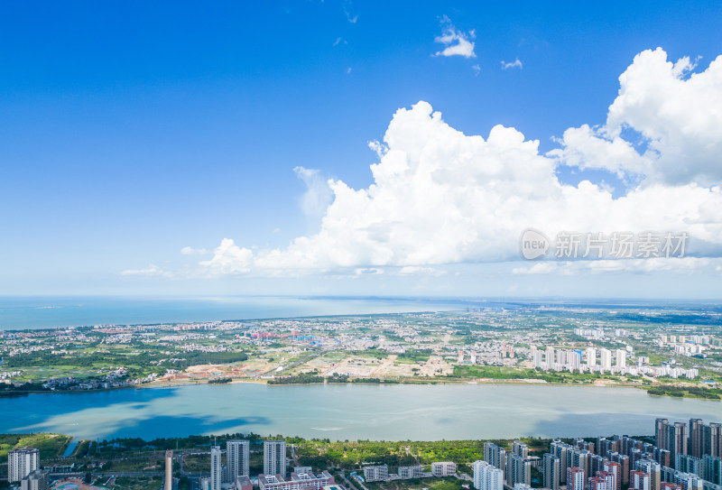 海南海口水晶天蓝天白云高视角下的城市航拍