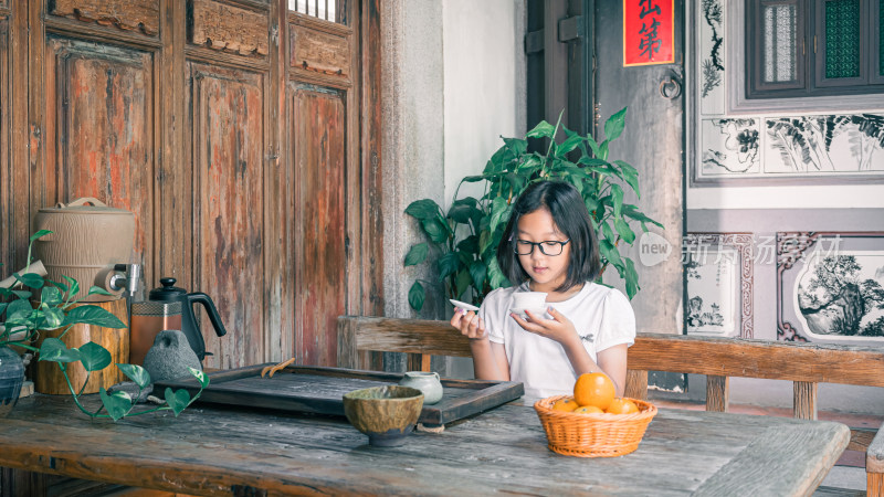 少女在中式庭院品茶的悠闲时光