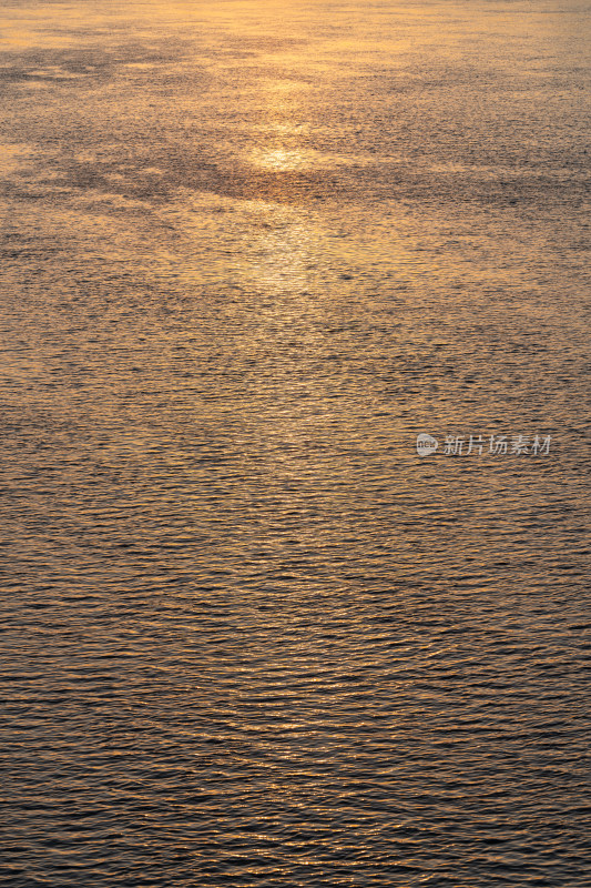 夕阳下水面波光粼粼