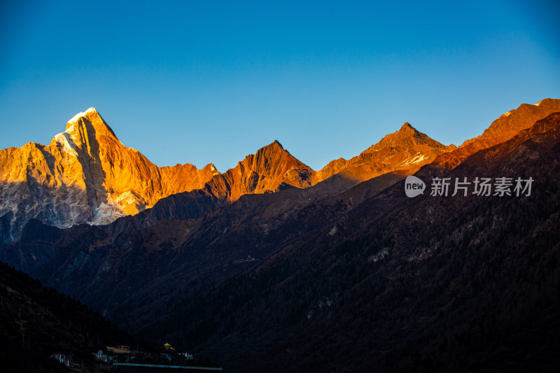 日照金山壮丽山景