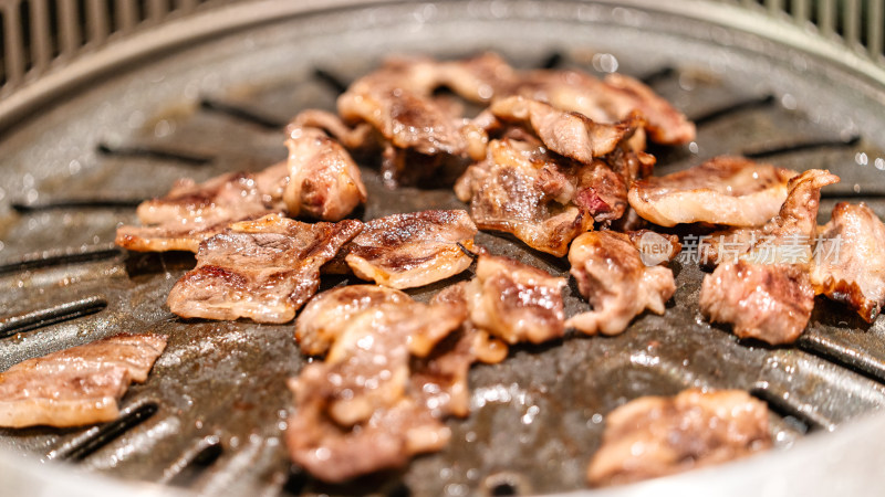 餐桌上的牛肉烤肉美食多角度特写