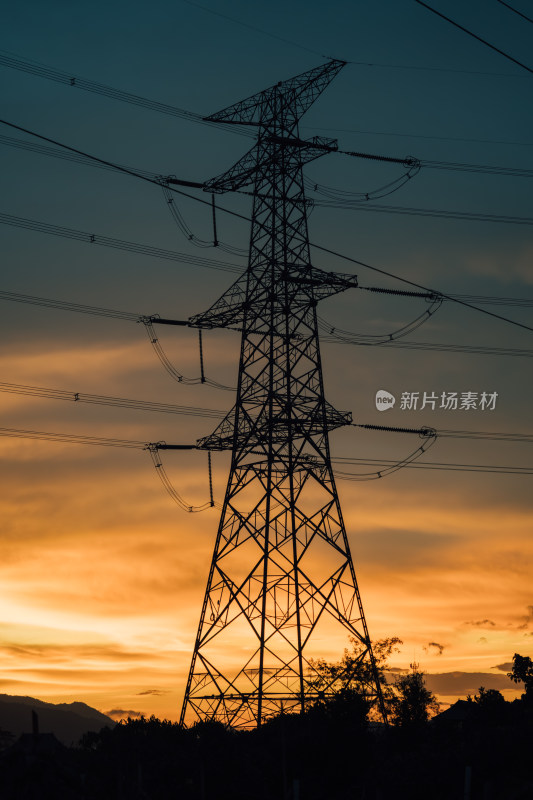 夕阳下的电力塔