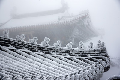 古建筑房檐大雪冰冻