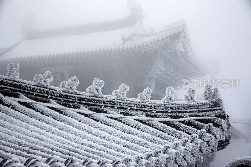 古建筑房檐大雪冰冻