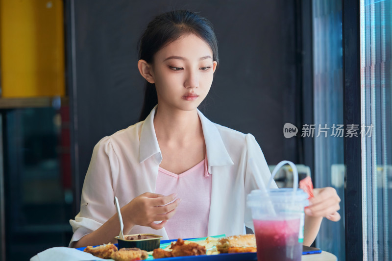 在商场快餐厅大吃特吃的中国可爱少女人像