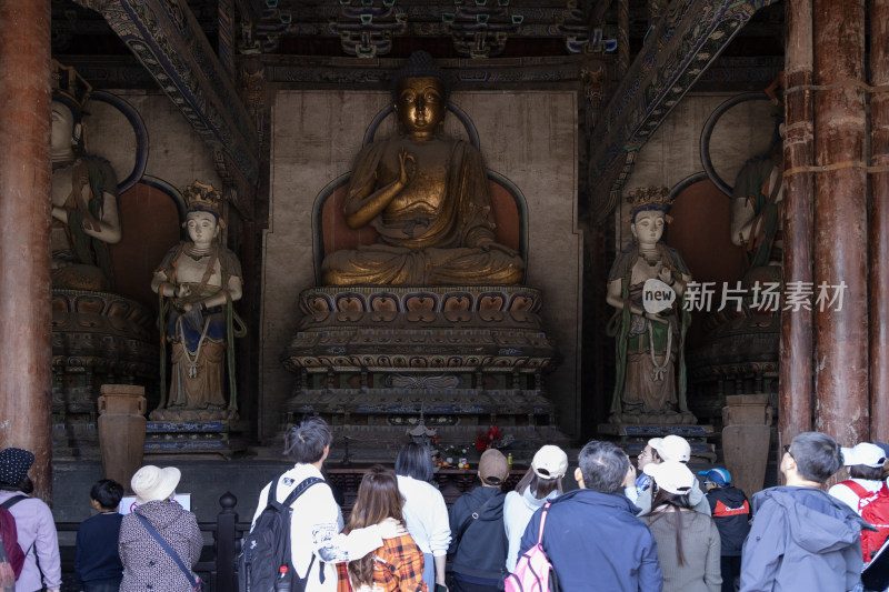 山西大同善化寺三圣殿内观看古佛的各地游客