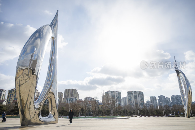 烟台金沙滩孤独的鲸广场雕塑城市网红景点